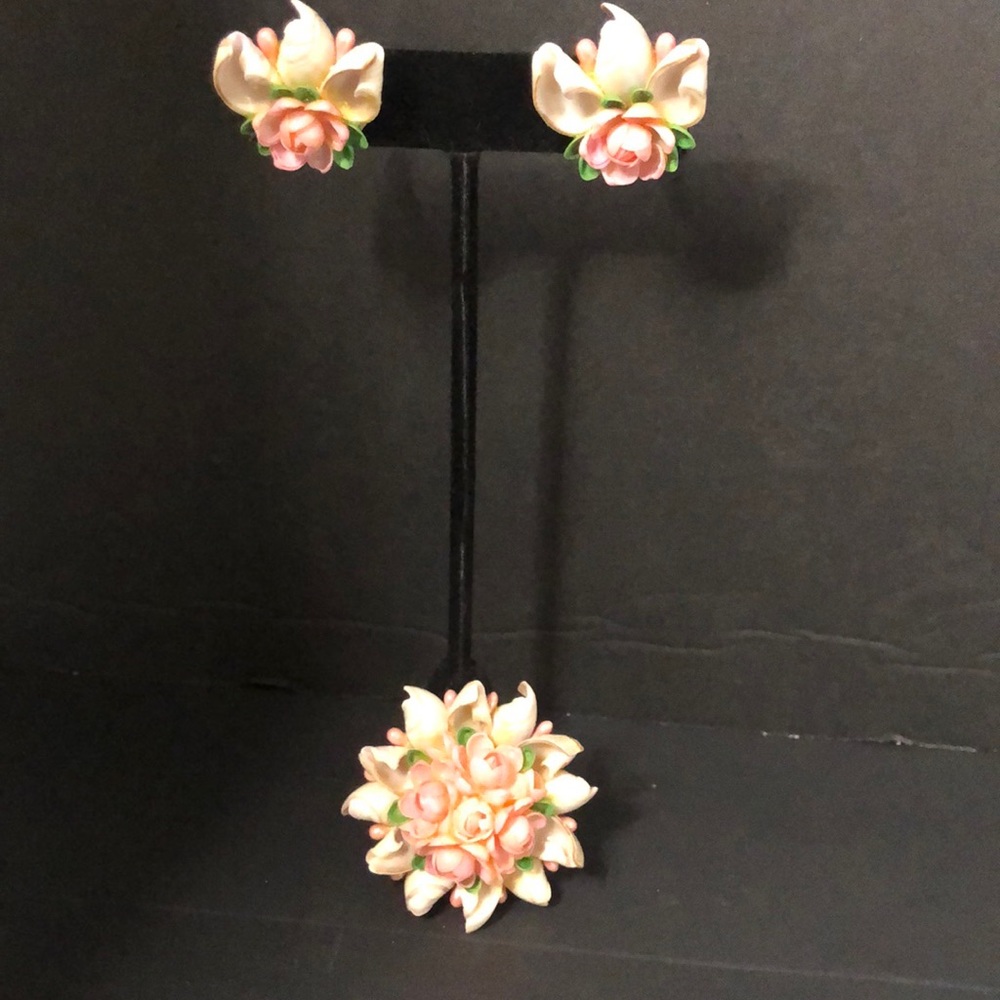 ⭐️5/$25 Vintage Earring and pendant set